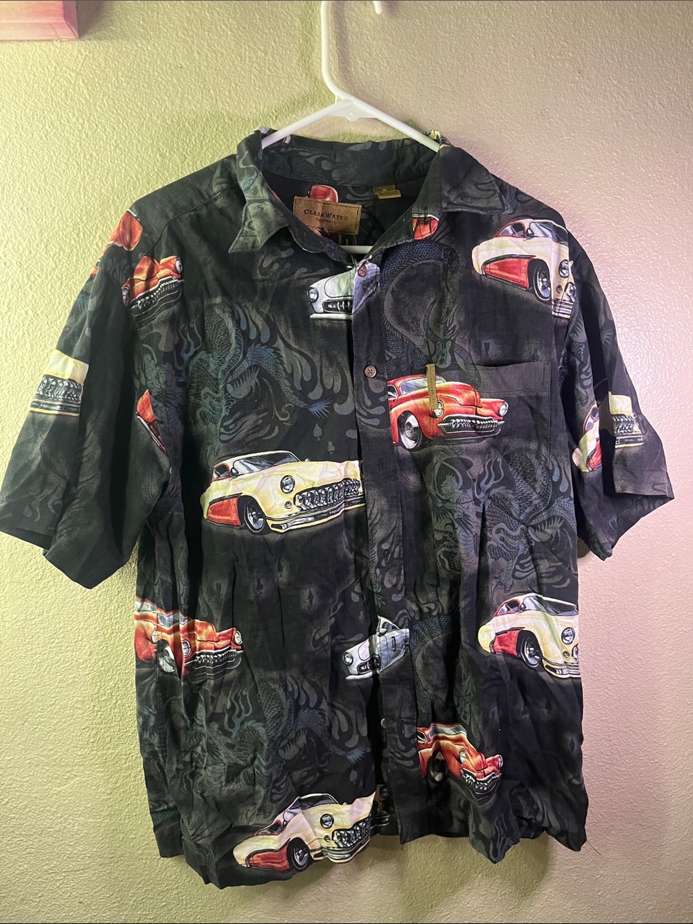 Medium Unisex Vintage-Inspired Black Short-Sleeve Shirt with Classic Car Print